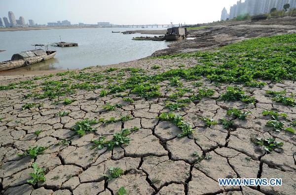 A part of dried riverbed of the Ganjiang River is seen in Nanchang, east China's Jiangxi Province, Dec. 7, 2010. Water levels of main rivers and lakes in Jiangxi continuously dropped due to the rainfall decrease which happened since late October. About 230 thousand residents in the range of the province, especially in the cities along the Ganjiang River such as Nanchang, Fengcheng, Zhangshu, are suffering from the lack of drinking water.