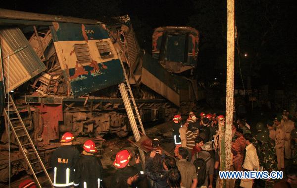 Rescuers work on the scene after a collision of two passenger trains in Narsingdi, 51 km northeast of Bangladesh&apos;s capital Dhaka on Dec. 8, 2010. At least 21 people were killed in the collision in Narsingdi at about 5 p.m. local time Wednesday. [Xinhua]