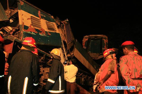 Rescuers work on the scene after a collision of two passenger trains in Narsingdi, 51 km northeast of Bangladesh&apos;s capital Dhaka on Dec. 8, 2010. At least 21 people were killed in the collision in Narsingdi at about 5 p.m. local time Wednesday. [Xinhua]