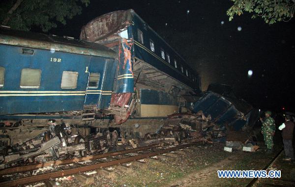 Rescuers work on the scene after a collision of two passenger trains in Narsingdi, 51 km northeast of Bangladesh&apos;s capital Dhaka on Dec. 8, 2010. At least 21 people were killed in the collision in Narsingdi at about 5 p.m. local time Wednesday. [Xinhua]