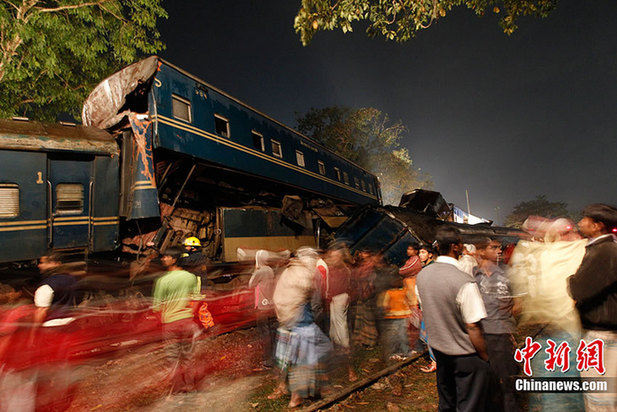 Rescuers work on the scene after a collision of two passenger trains in Narsingdi, 51 km northeast of Bangladesh&apos;s capital Dhaka on Dec. 8, 2010. At least 21 people were killed in the collision in Narsingdi at about 5 p.m. local time Wednesday. [Chinanews.com] 