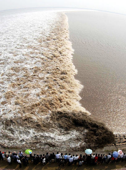 The levee on the Qiantang River mouth in Zhejiang province is well known for its huge tides, which reached as high as 3.5 meters (11.5 feet) in the past. [CFP]