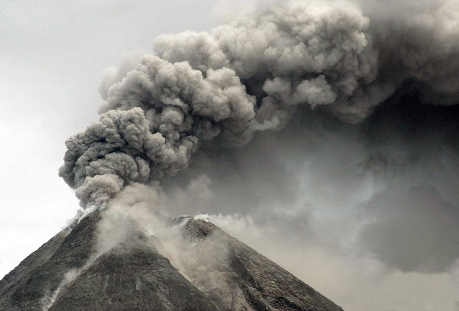 Photo taken on Nov. 1, 2010 shows Mount Merapi volcano spewing smoke in Central Java of Indonesia. [Xinhua]