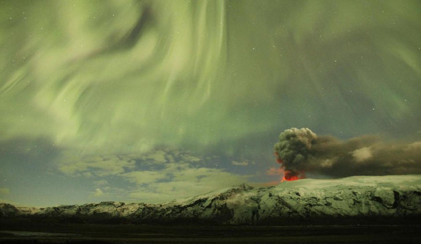 The Northern Lights are seen above the ash plume of Iceland&apos;s Eyjafjallajokull volcano in the evening April 22, 2010.[China Daily/Agencies]