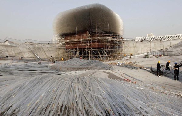 Workers dismantle the UK Pavilion at Expo Park in Shanghai, Dec 8, 2010. The 20-meter-high pavilion, covered by more than 60,000 transparent acrylic filaments, attracted more than 7 million visitors and took the gold for pavilion design award when the Expo was over. [Xinhua] 