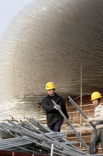 Workers dismantle the UK Pavilion at Expo Park in Shanghai, Dec 8, 2010. [Xinhua] 