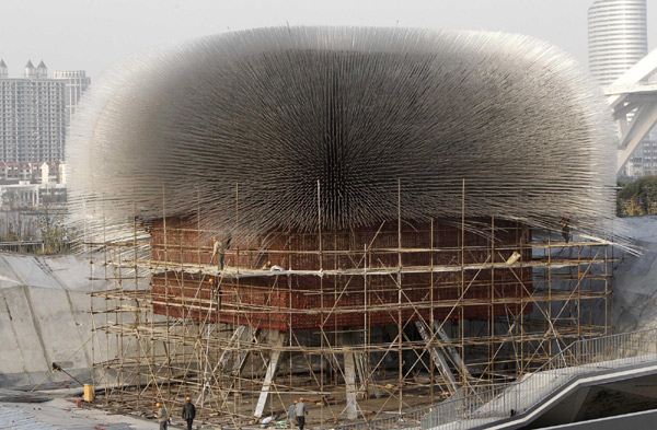 Workers dismantle the UK Pavilion at Expo Park in Shanghai, Dec 8, 2010. [Xinhua] 