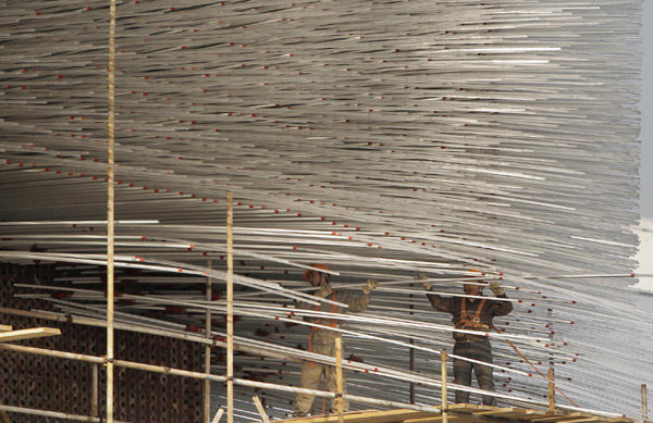 Workers dismantle the UK Pavilion at Expo Park in Shanghai, Dec 8, 2010. [Xinhua] 