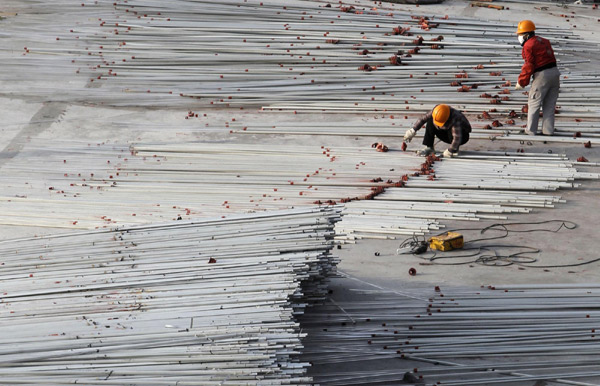 Workers sort the acrylic filaments dismantled from the UK Pavilion at Expo Park in Shanghai, Dec 8, 2010. [Xinhua]