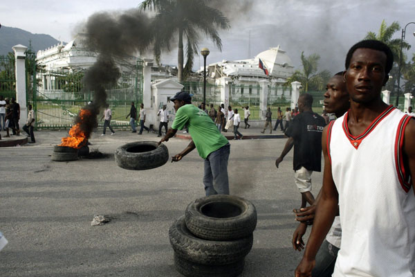 Haitians set up barricades made with tires in front of the national palace in Port-au-Prince December 8, 2010. [Xinhua]