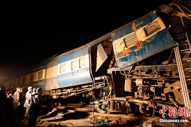 Rescuers work on the scene after a collision of two passenger trains in Narsingdi, 51 km northeast of Bangladesh&apos;s capital Dhaka on Dec. 8, 2010. At least 21 people were killed in the collision in Narsingdi at about 5 p.m. local time Wednesday. [Chinanews.com] 