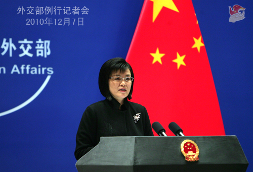 2010年12月7日，外交部发言人姜瑜主持例行记者会。