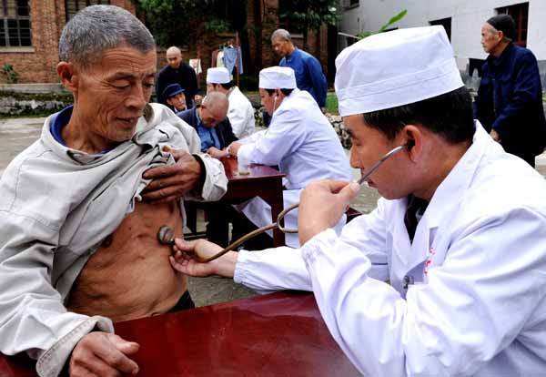 Medical personnel from Gaosha Township Central Hospital in Dongkou county, Hunan province, conduct medical checkups for residents of the township's suburbs on Oct 20. [Teng Zhizhong / for China Daily]    