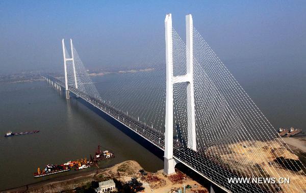 Photo taken on Nov. 6, 2010 shows Jingyue Yangtze River Bridge linking Bailuo Township of central China&apos;s Hubei Province and Yueyang City of central China&apos;s Hunan Province. The 5.419-kilometer-long bridge, as the first Yangtze River bridge linking Hubei and Hunan, was put into operation on Thursday. [Xinhua]