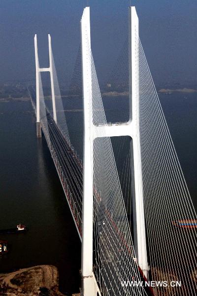 Photo taken on Nov. 6, 2010 shows Jingyue Yangtze River Bridge linking Bailuo Township of central China&apos;s Hubei Province and Yueyang City of central China&apos;s Hunan Province. The 5.419-kilometer-long bridge, as the first Yangtze River bridge linking Hubei and Hunan, was put into operation on Thursday. [Xinhua]