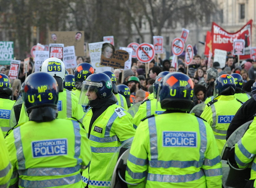 Protesters confront the police in front of the Parliament Building in London, Britain, Dec. 9, 2010. [Xinhua]