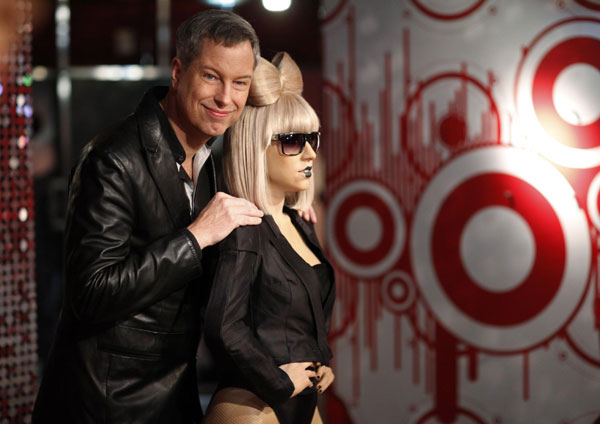 Comedian Thomas Hermanns poses with a wax figure of US singer Lady Gaga after its unveiling at Madame Tussauds in Berlin, Dec 9, 2010. [China Daily/Agencies] 