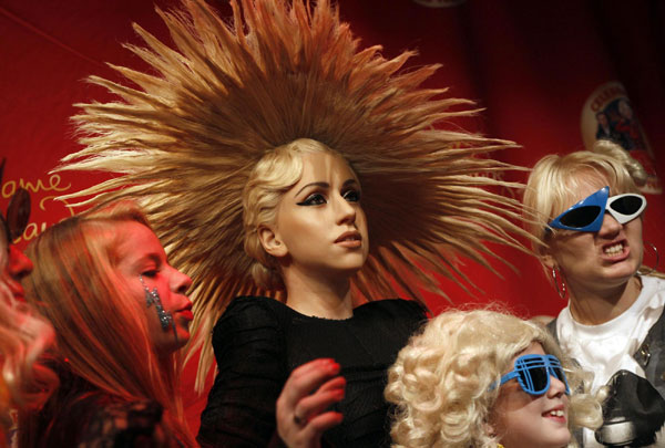 A wax figure of US singer Lady Gaga is surrounded by fans after its unveiling at Madame Tussauds museum in New York, Dec 9, 2010. [China Daily/Agencies] 