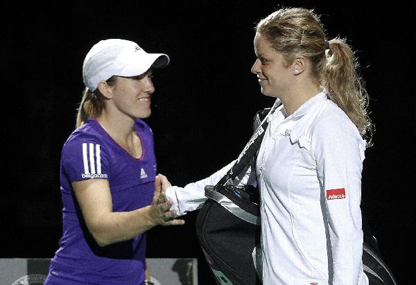 Justine Henin of Belgium and compatriot Kim Clijsters great each others before their Diamond Games exhibition match in Antwerp December 9, 2010. [Xinhua/Reuters]