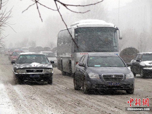 Cold wave hits Changchun, Jilin province and causes heavy snow, Dec 10, 2010. [chinanews.com] 