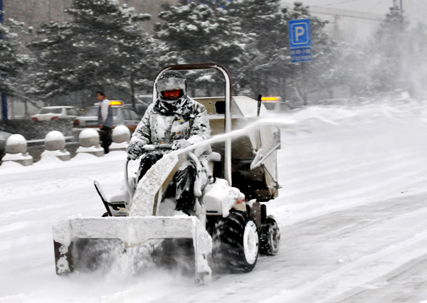 Cold wave hits Changchun, Jilin province and causes heavy snow, Dec 10, 2010. [chinanews.com] 