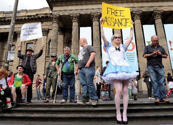 Protesters hold banners in support of WikiLeaks founder Julian Assange during a demonstration in Sydney December 9, 2010. [Xinhua]