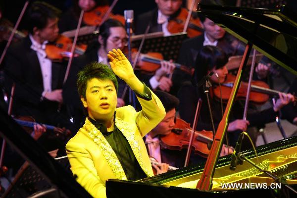 Renowned Chinese young pianist Lang Lang performs during his new year concert in Nantong, east China's Jiangsu Province, Dec. 10, 2010. [Ding Xiaochun/Xinhua] 