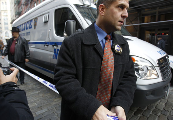 Police roll out crime scene tape outside Mark Madoff's apartment where Madoff was found dead this morning in New York, December 11, 2010. Mark Madoff, the elder son of convicted swindler Bernard Madoff, was found hanged in his New York City apartment in an apparent suicide, police and his lawyer said on Saturday. [Xinhua/Reuters]