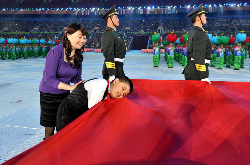 The opening ceremony of the 2010 Asian Para Games is held in Guangzhou, capital city of south China's Guangdong Province, on the evening of December 12. [Xinhua]