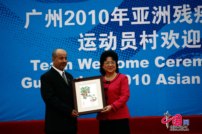 Ms Kong Shaoqiong, Mayor of the Athletes' Village, presents gifts to the Bahrain delegation at the Athletes' Village of the Guangzhou 2010 Asian Para Games in Guangzhou, capital of south China's Guangdong Province, Dec. 11, 2010. [Zhao Na/ China.org.cn] 