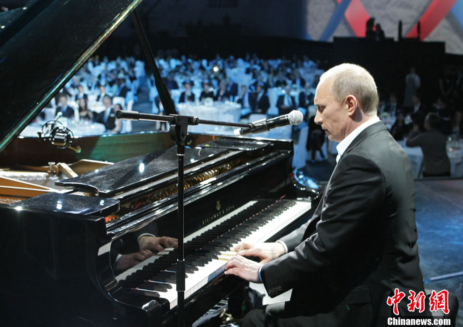 Russia&apos;s Prime Minister Vladimir Putin plays the piano at a charity concert for children suffering from eye diseases and cancer in St. Petersburg December 10, 2010. Picture taken Dec 10, 2010. [Chinanews] 