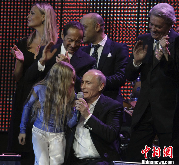 Russia&apos;s Prime Minister Vladimir Putin sings at a charity concert for children suffering from eye diseases and cancer in St. Petersburg Dec 10, 2010. [Chinanews]