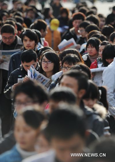 Job seekers enter a recruitment fair held at Anhui International Exhibition and Conference Center in Hefei, capital of east China&apos;s Anhui Province, Dec. 11, 2010. Five hundred enterprises provided more than 20,000 job vacancies at the recruitment fair on Saturday. [Xinhua]