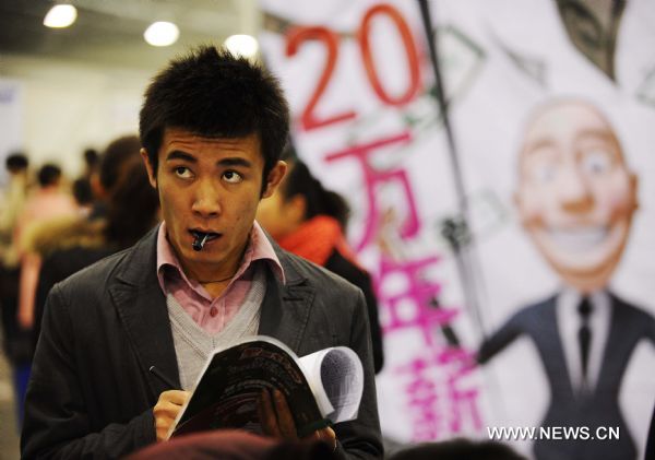 A job seeker notes information during a recruitment fair held at Anhui International Exhibition and Conference Center in Hefei, capital of east China&apos;s Anhui Province, Dec. 11, 2010. Five hundred enterprises provided more than 20,000 job vacancies at the recruitment fair on Saturday. [Xinhua]