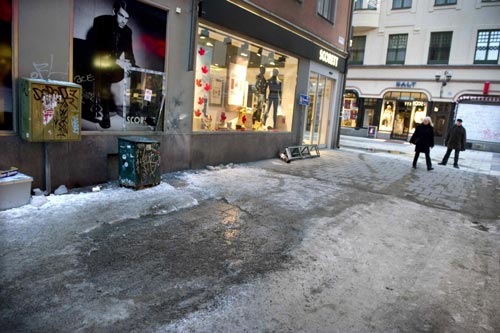 People pass a bomb blast site in central Stockhom December 12, 2010. [China Daily/Agencies]