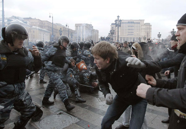 Police clash with football fans and right wing protesters during a rally in central Moscow Dec 11, 2010. Police clashed with thousands of soccer fans and nationalists who gathered near the Kremlin on Saturday to protest the fatal shooting of a man on the streets of Moscow. At least three people were reported injured and 65 detained.[China Daily/Agencies]