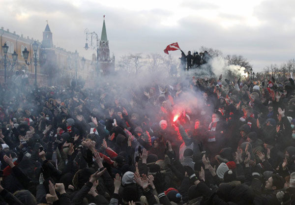 Football fans and right wing protesters rally in central Moscow Dec 11, 2010. [China Daily/Agencies]