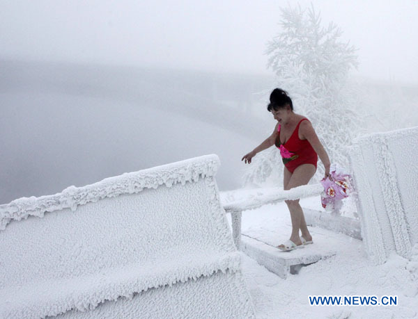 Members of a local winter swimmers&apos; club walk to go swimming in the Yenisei River with the air temperature at about -36 degrees Celsius (-32.8 degree Fahrenheit) in the Siberian city of Krasnoyarsk December 12, 2010. [Xinhua/Reuters] 