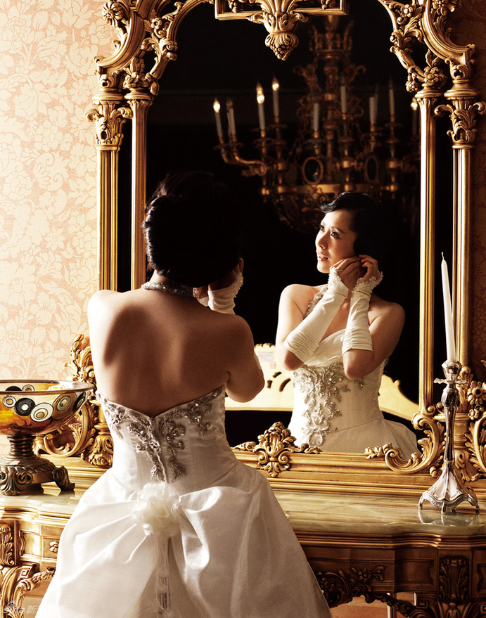 Chinese actress Hai Qing poses in wedding dress. [sina]