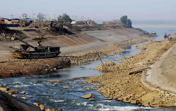 The soil of the river shore is almost exposed as water levels reduced due to persistent drought since late October in Jiujiang, East China&apos;s Jiangxi province, Dec 10, 2010. [Xinhua]