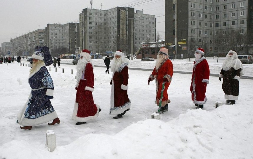 People dressed as Father Frost, the central figure in Russia&apos;s New Year festival and the Russian equivalent of Santa Claus, walk along the street during a contest in the Siberian city of Krasnoyarsk, Nov 30, 2010. [China Daily/Agencies] 