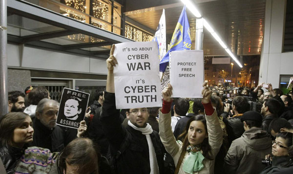 Protesters hold pictures and signs in support of WikiLeaks founder Julian Assange during a demonstration in front of the British Consulate in Barcelona Dec 11, 2010. The WikiLeaks website has released a trove of US State Department cables exposing the inner workings of American diplomacy, including candid and embarrassing assessments of world leaders. [China Daily/Agencies]