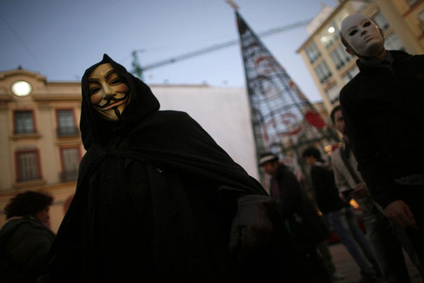  WikiLeaks supporters wear masks of the &apos;Anonymous&apos; Internet activist group and a mask of WikiLeaks founder Julian Assange (R) during a demonstration calling for the release of Assange, in Malaga, southern Spain Dec 11, 2010. [China Daily/Agencies] 