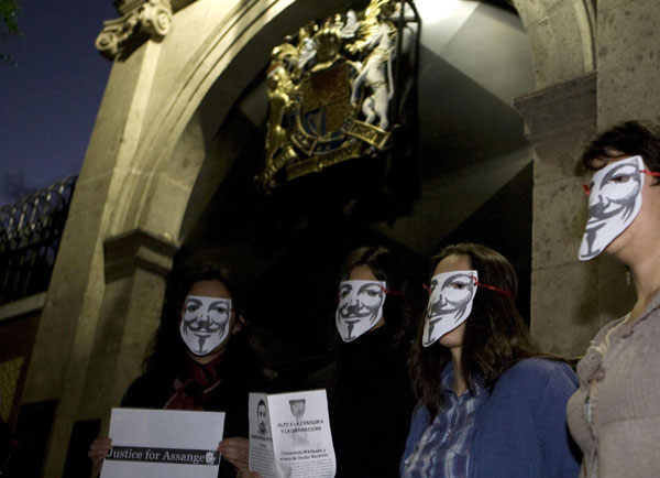 WikiLeaks supporters wear masks of the &apos;Anonymous&apos; internet activist group during a demonstration calling for the release of WikiLeaks founder Julian Assange outside the British embassy in Mexico city Dec 11, 2010. [China Daily/Agencies]