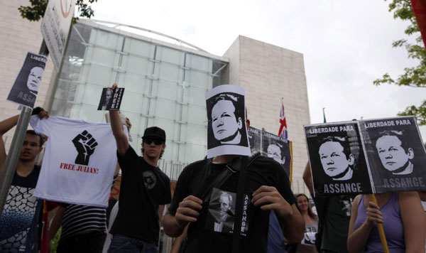  Protesters hold pictures in support of WikiLeaks founder Julian Assange during a demonstration in front of the British Consulate in Sao Paulo Dec 11, 2010. [China Daily/Agencies] 