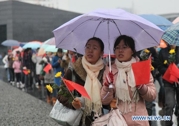Mourners pay condolences at the Memorial Hall of the Victims in the Nanjing Massacre in Nanjing, east China&apos;s Jiangsu Province, Dec. 12, 2010. A series of activities were held in Nanjing to mourn for more than 300,000 citizens massacred by Japanese invaders in 1937, marking the 73rd anniversary of the tragedy falls on Dec. 13. [Xinhua]