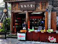 The Broad and Narrow Lanes (or Kuanzhai Xiangzi as the locals call it) was the first tourism spot in Chengdu to attract back tourists. With its huge number of ancient buildings, the Broad and Narrow Lanes has long been a showcase of the local cultures and customs in this ancient city. [Photo by Liu Guoxing]