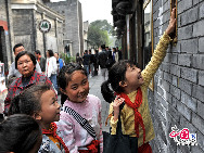 The Broad and Narrow Lanes (or Kuanzhai Xiangzi as the locals call it) was the first tourism spot in Chengdu to attract back tourists. With its huge number of ancient buildings, the Broad and Narrow Lanes has long been a showcase of the local cultures and customs in this ancient city. [Photo by Liu Guoxing]