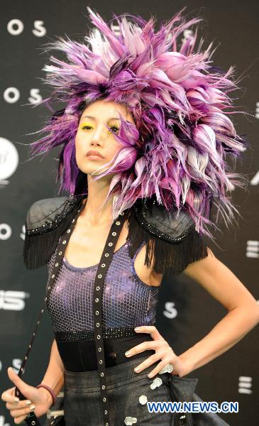 A model presents a hairstyle creation during a hairstyle show held in the Far East Fashion Pavilion at the Flora Expo in Taipei, southeast China's Taiwan, Dec. 12, 2010.