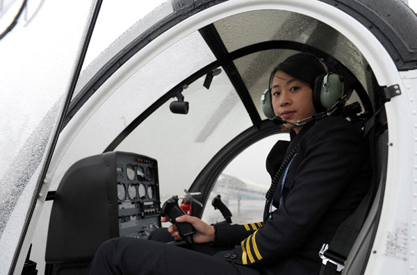 Su Shan, who is among the country&apos;s first three women helicopter pilots, prepares to fly a Schwarzer 300CBI chopper on Sunday in Hefei, capital of East China&apos;s Anhui province, Dec 13, 2010. [Xinhua]